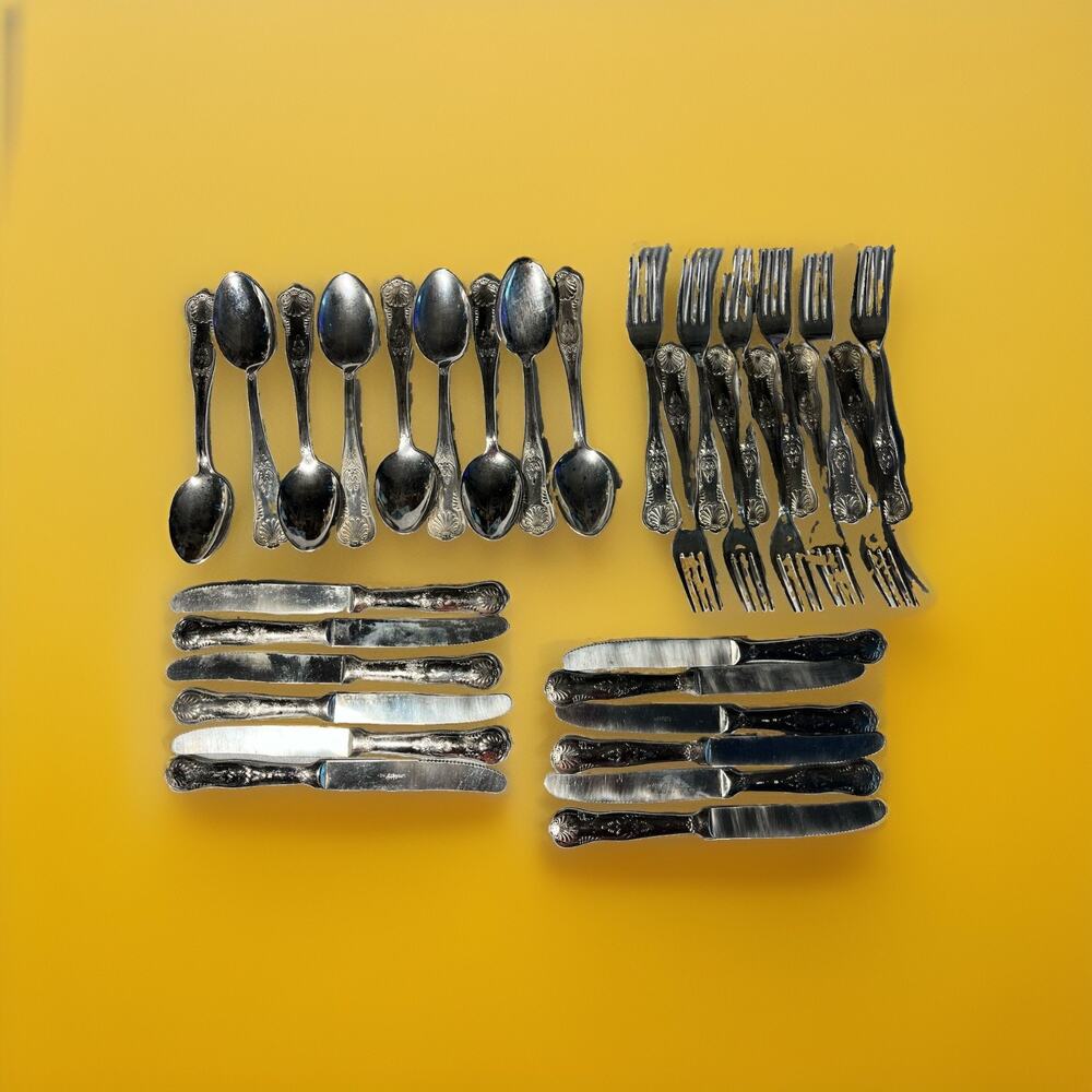 32 Piece Italian Kings Shell Pattern Silverplated Tarnished/dirty/pitted